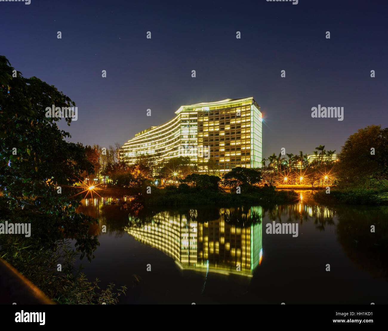 Vista notturna di Songshan culturali e creative Park a Taipei Foto Stock