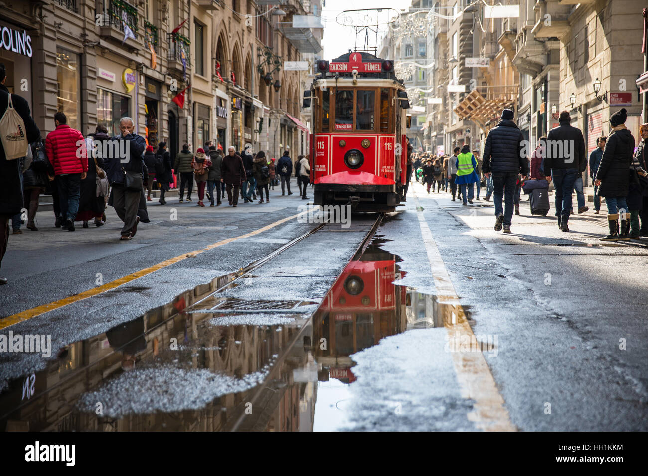 L'iconico tram rosso su Istiklal ad Istanbul in Turchia. Foto Stock