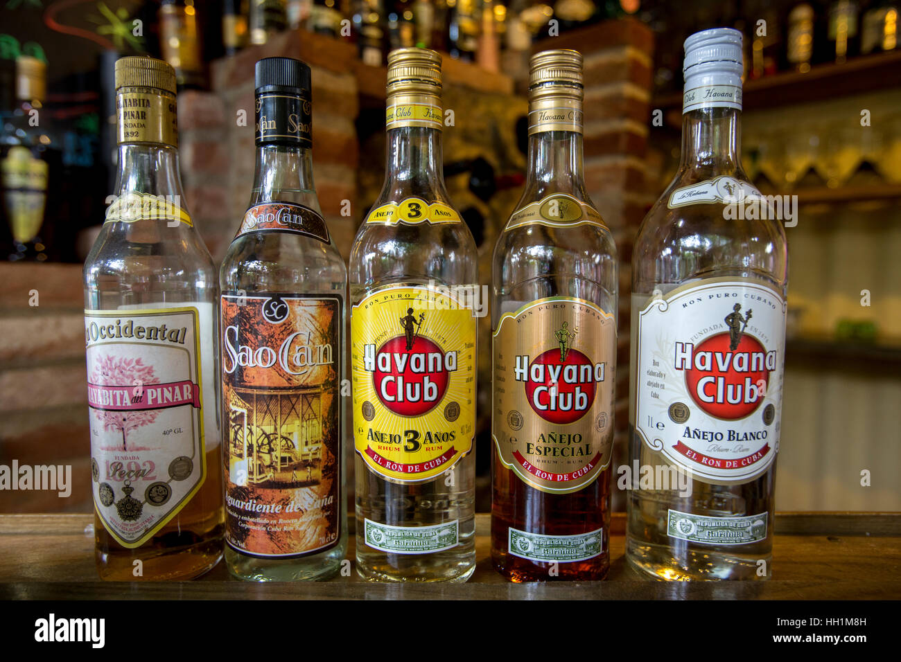 Il rum Havana Club bottiglie al bar locale Foto Stock