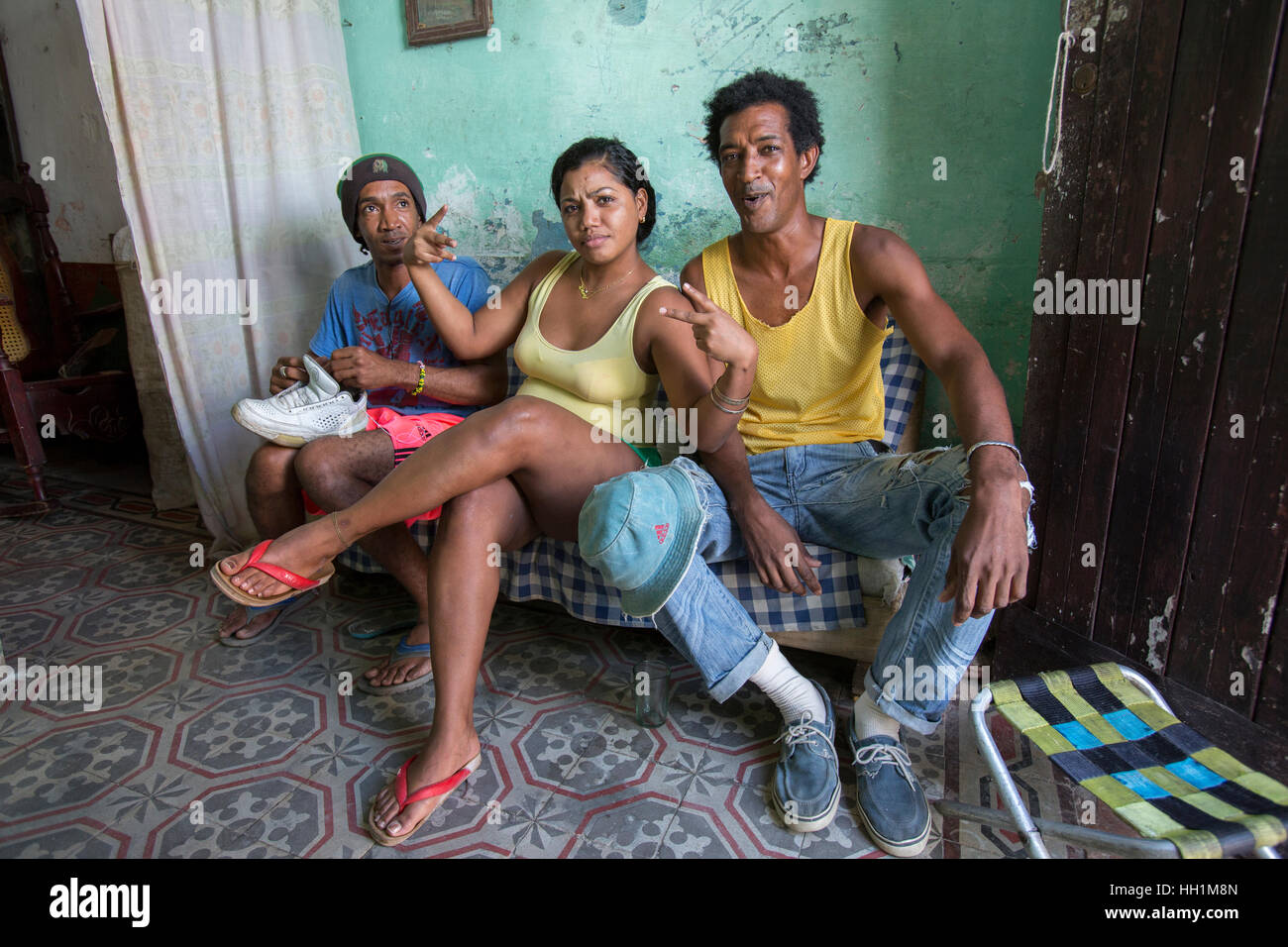 La famiglia a casa in Regla, Cuba Foto Stock