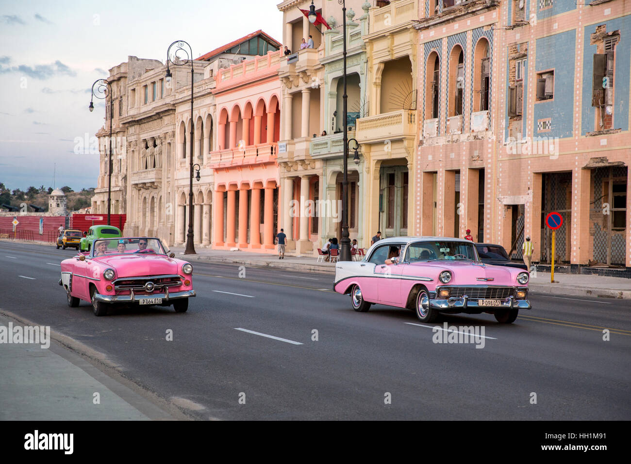 Classic American cars sul Malecón Foto Stock