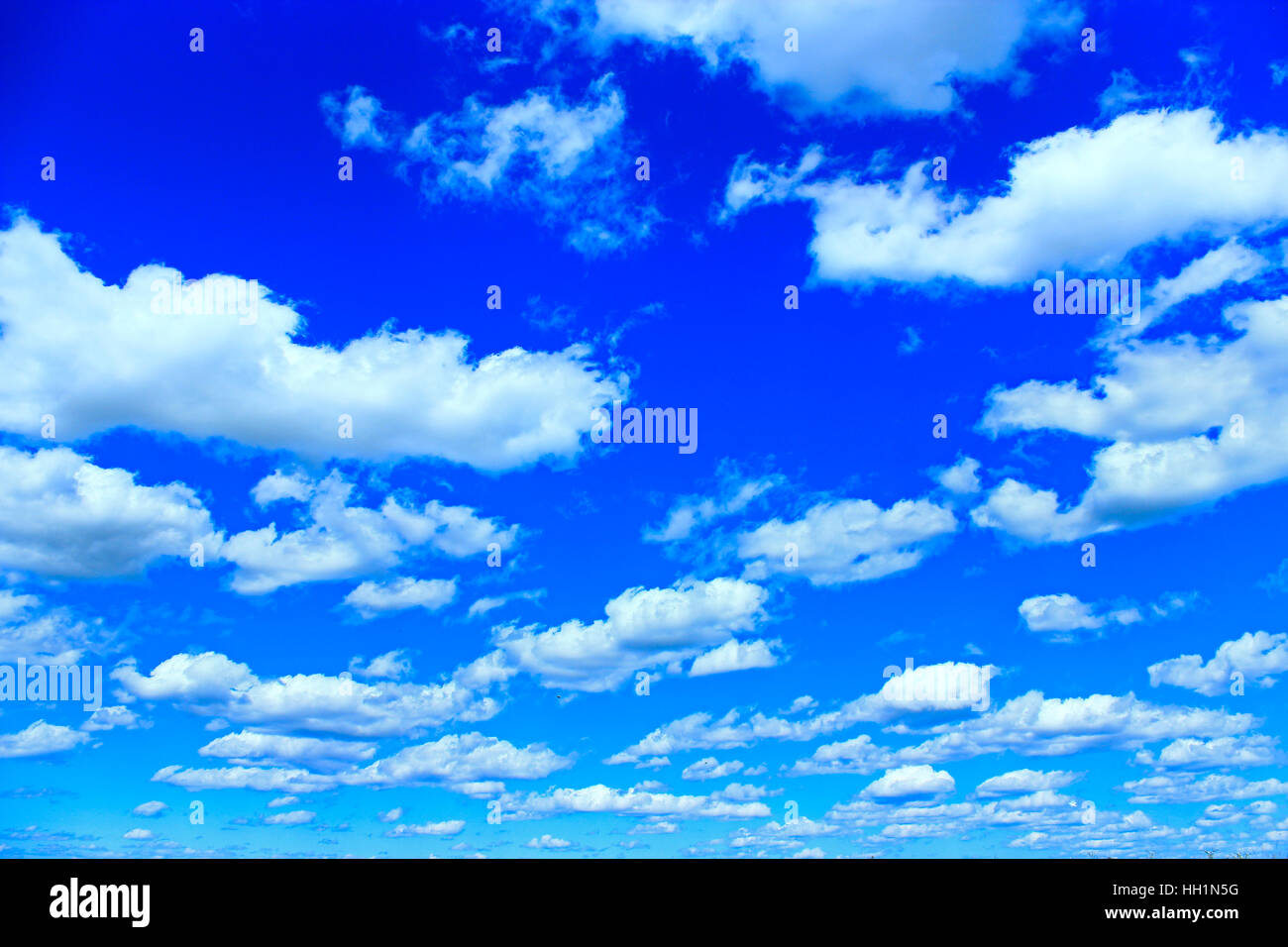 Bella nuvole bianche sul cielo blu sullo sfondo Foto Stock