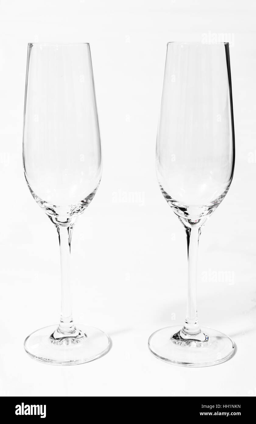 Vuoto due bicchieri di champagne con sfondo bianco Foto Stock
