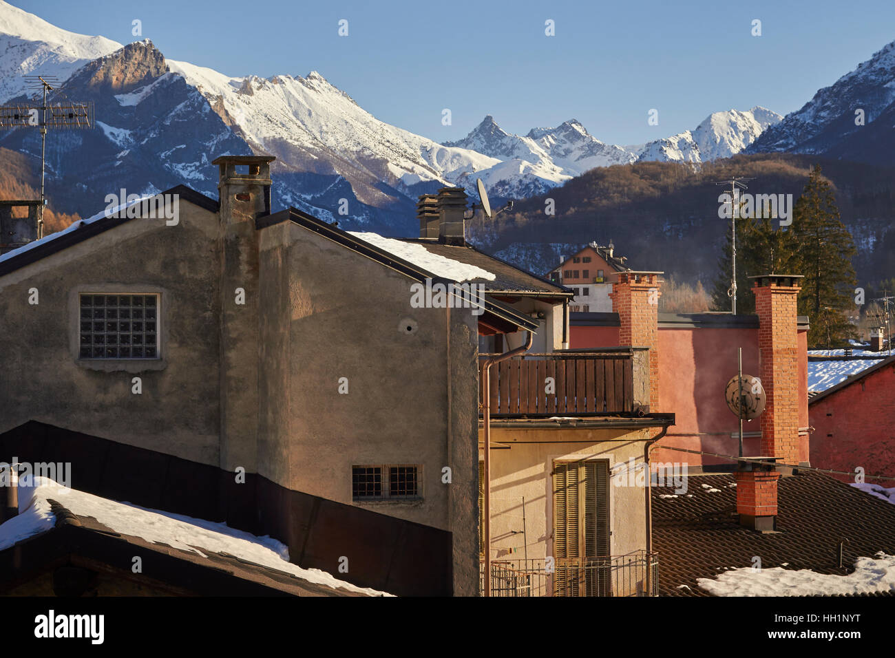 Villaggio di Entracque, Cuneo, Piemonte, Italia. Alpi italiane in background. Foto Stock