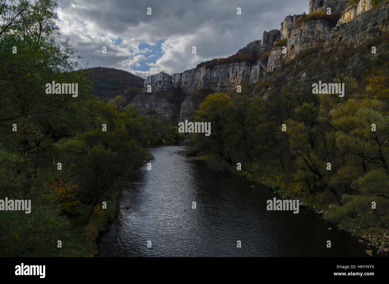 Vista verso la parte del fiume Iskar e Iskar contaminano, Lakatnik, Bulgaria Foto Stock