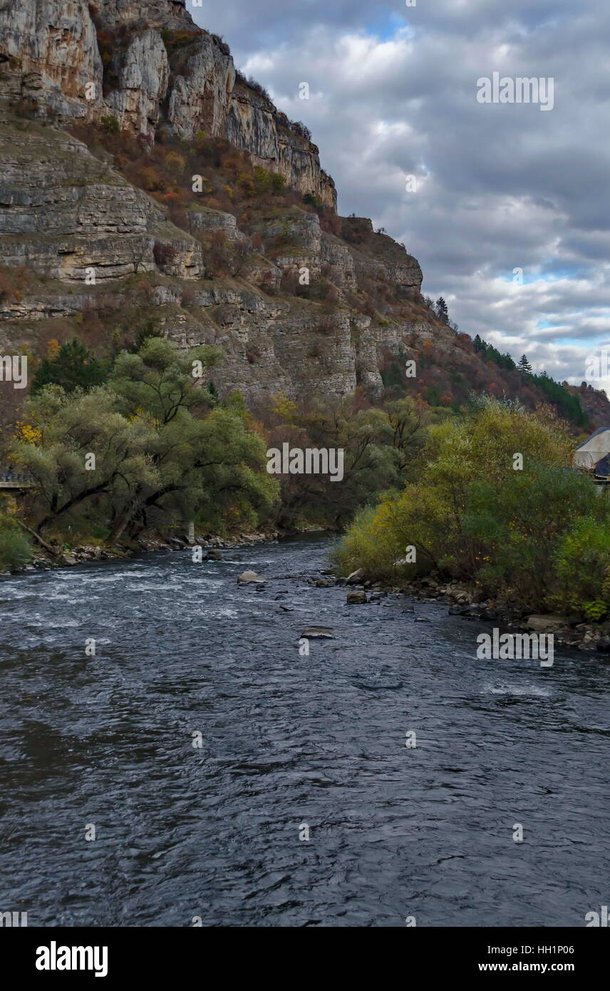 Vista verso la parte del fiume Iskar e Iskar contaminano, Lakatnik, Bulgaria Foto Stock