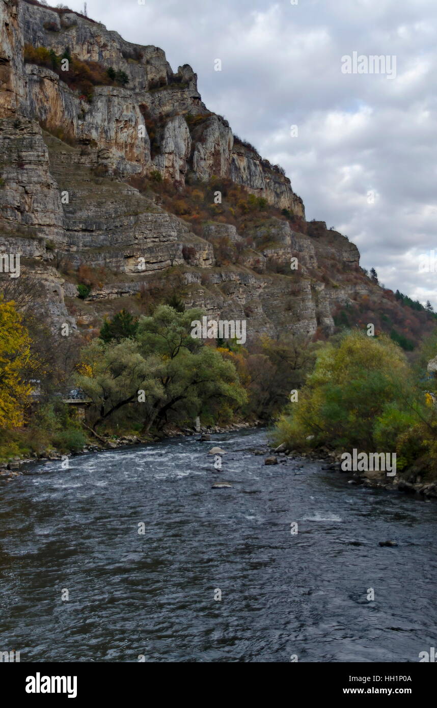 Vista verso la parte del fiume Iskar e Iskar contaminano, Lakatnik, Bulgaria Foto Stock