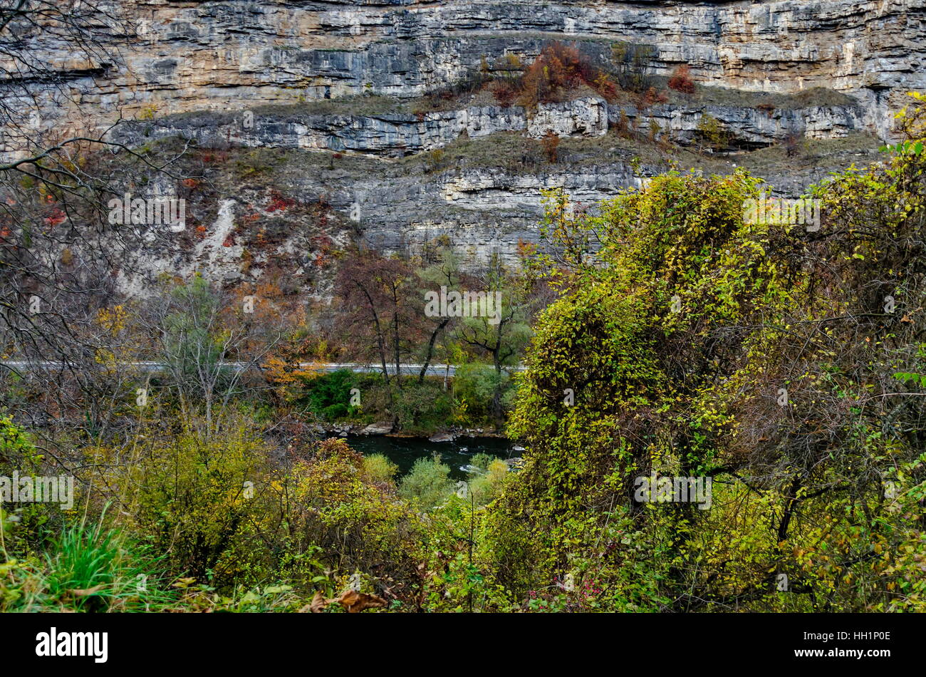 Vista verso la parte del fiume Iskar e Iskar contaminano, Lakatnik, Bulgaria Foto Stock