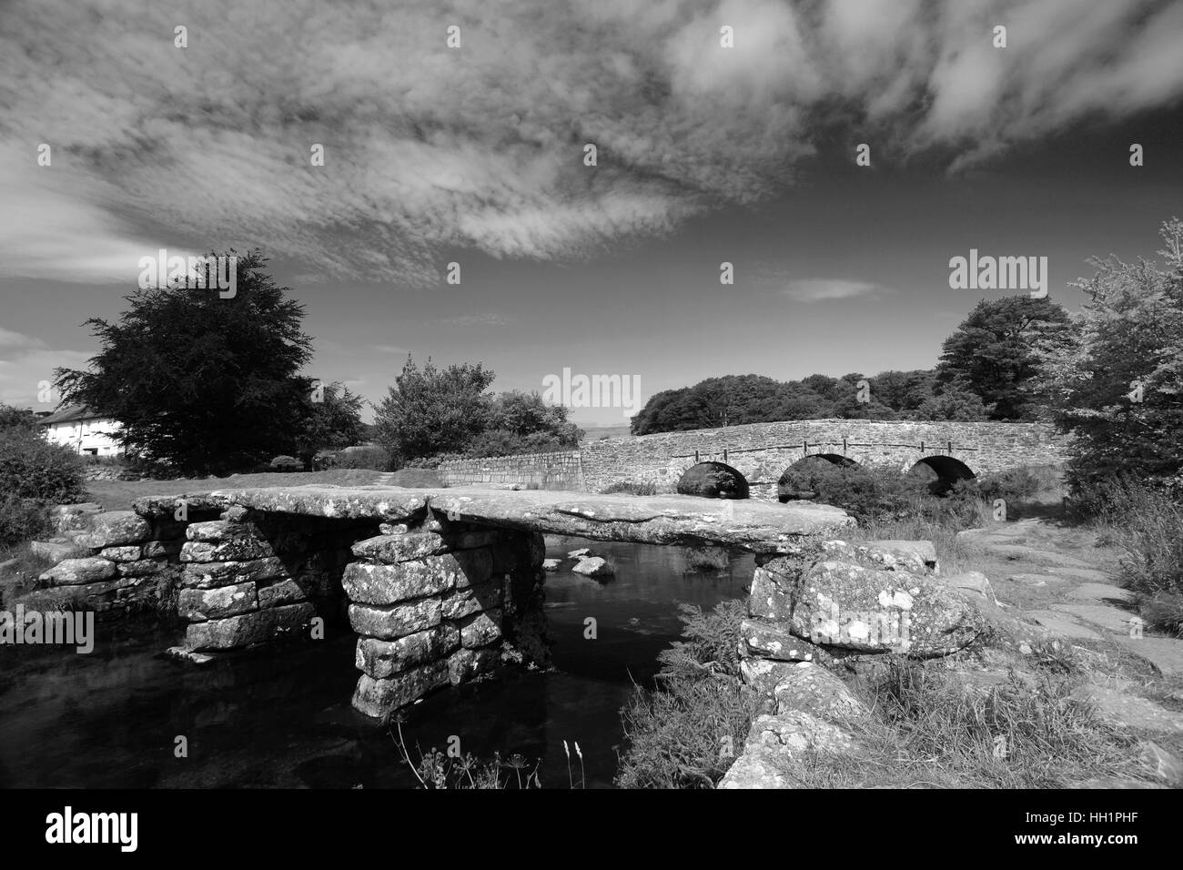 Estate, antico in pietra Clapper Bridge, villaggio Postbridge; Est Dart River; Parco Nazionale di Dartmoor Devon;; Inghilterra; Regno Unito Foto Stock