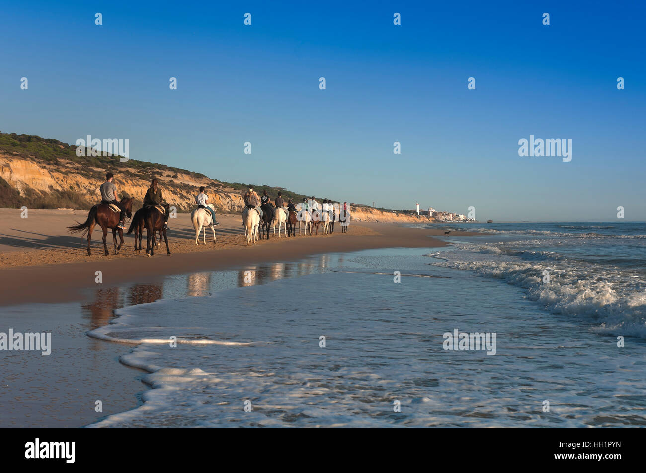 Turismo equestre sulla spiaggia, Donana parco naturale, Matalascañas, provincia di Huelva, regione dell'Andalusia, Spagna, Europa Foto Stock