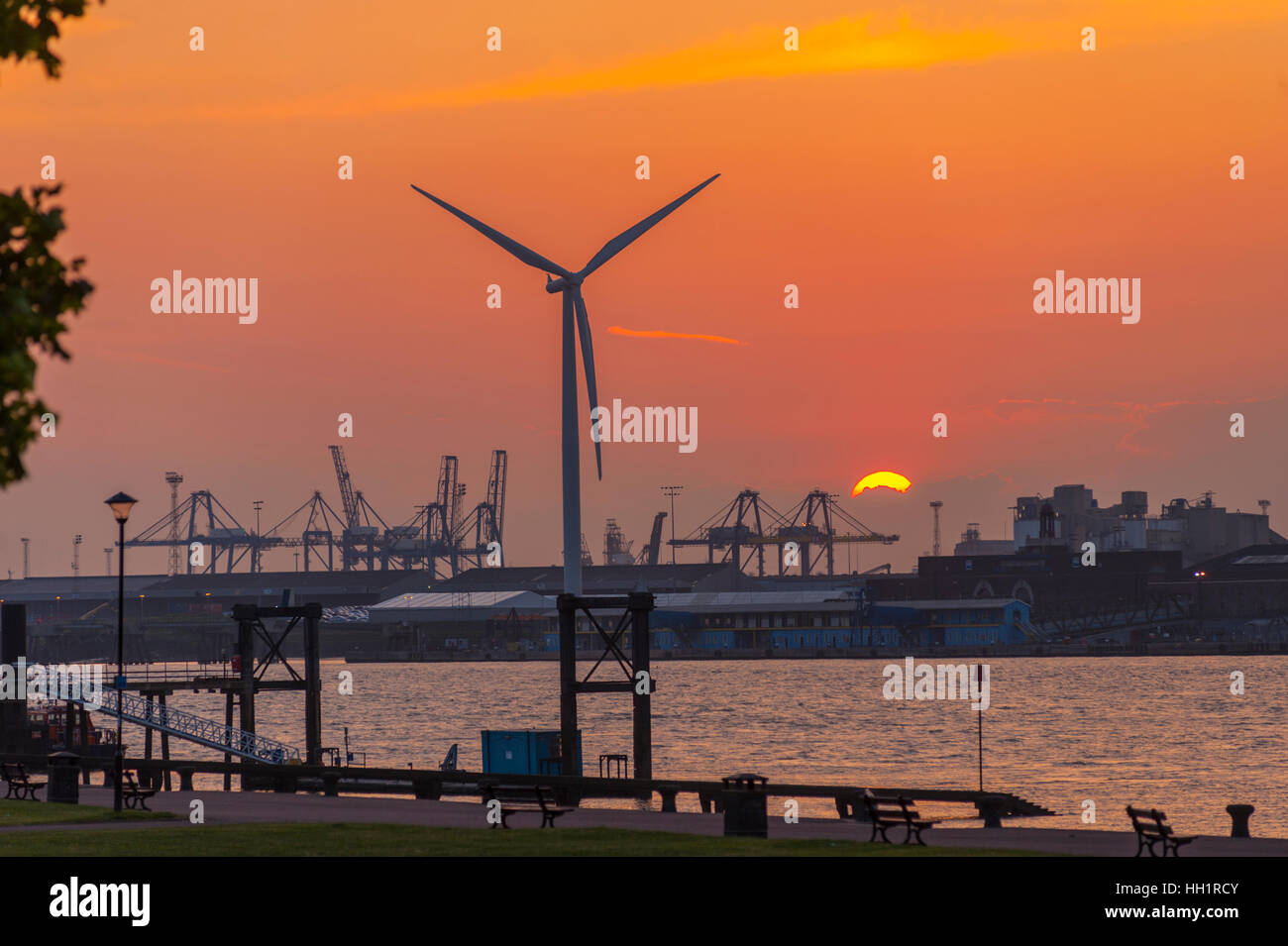 Turbina eolica a Tilbury dock dalla promenade Gravesend. Foto Stock
