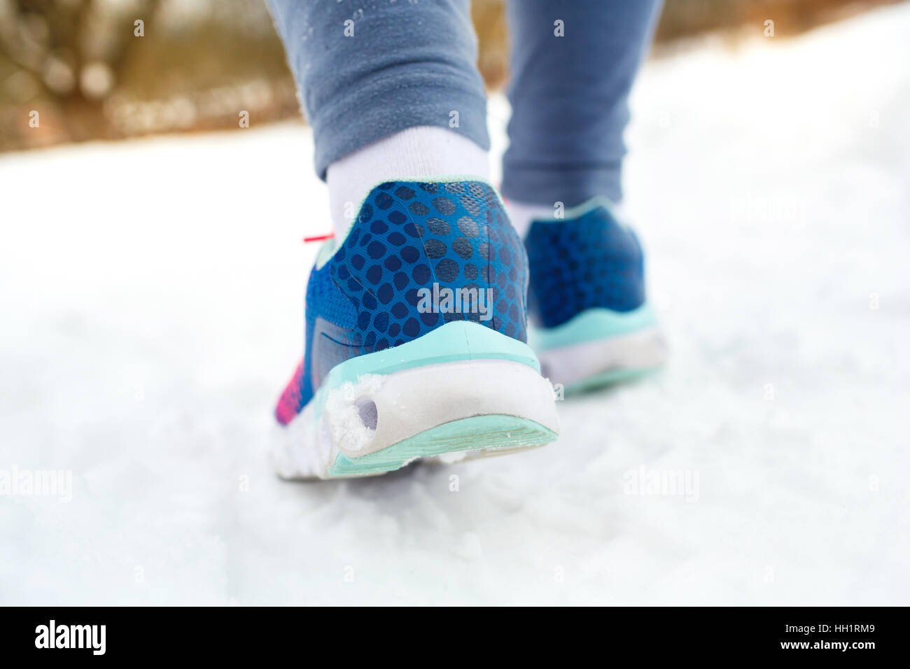 Scarpe da corsa - primo piano dello sport femminile fitness runner pronti per il jogging all'aperto in inverno Foto Stock