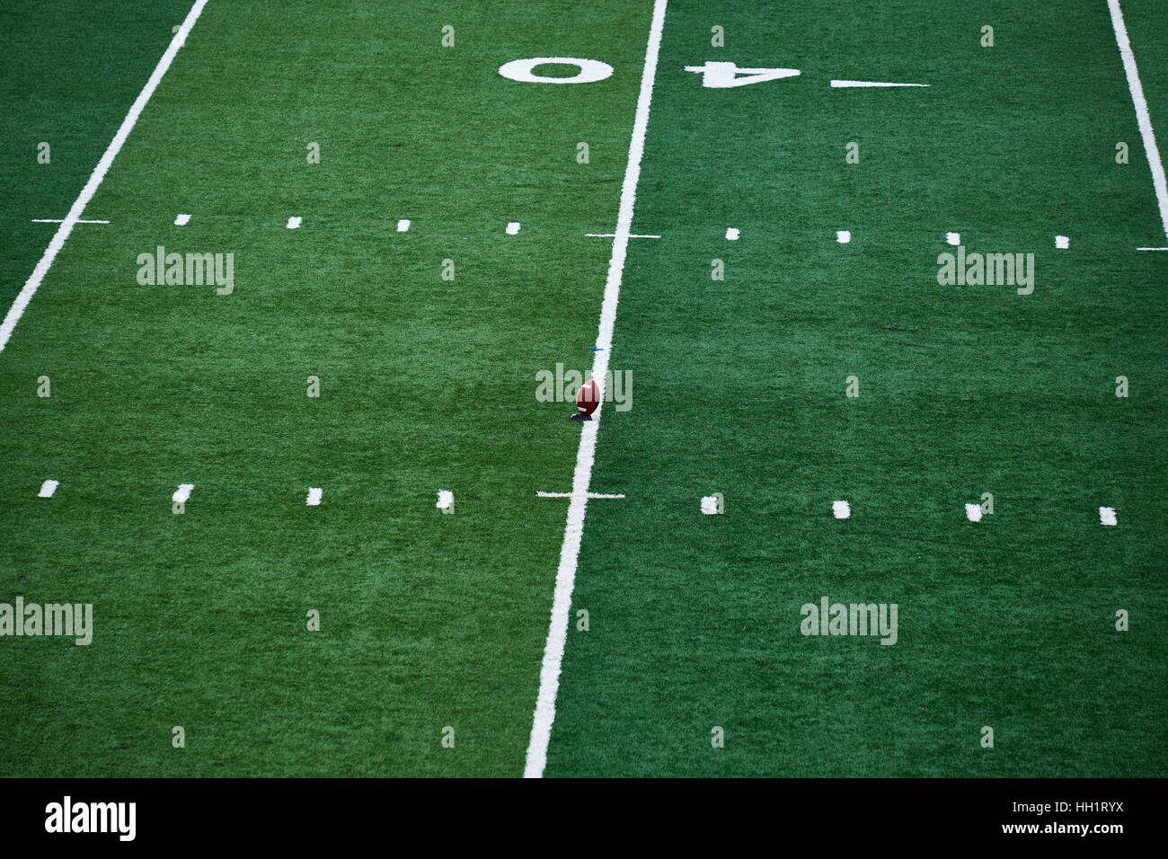 American Football campo, della Columbia University di New York City, con una sfera in piedi sul 40 linea di cantiere, pronto per essere cacciato Foto Stock