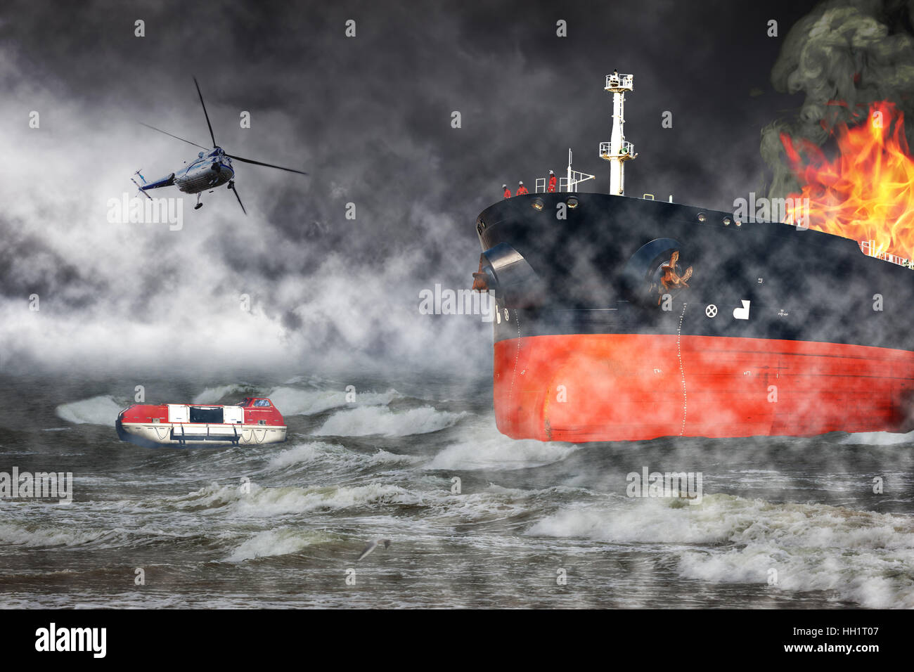 Un elicottero missione di salvataggio nel difficile clima burrascoso - ardente nave in mare. Foto Stock