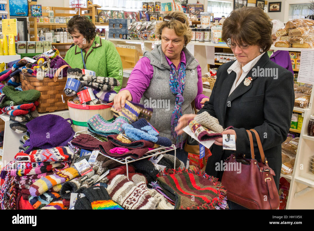 People Shopping in un locale di proprietà memorizza in Massachusetts la vendita di oggetti di Natale Foto Stock