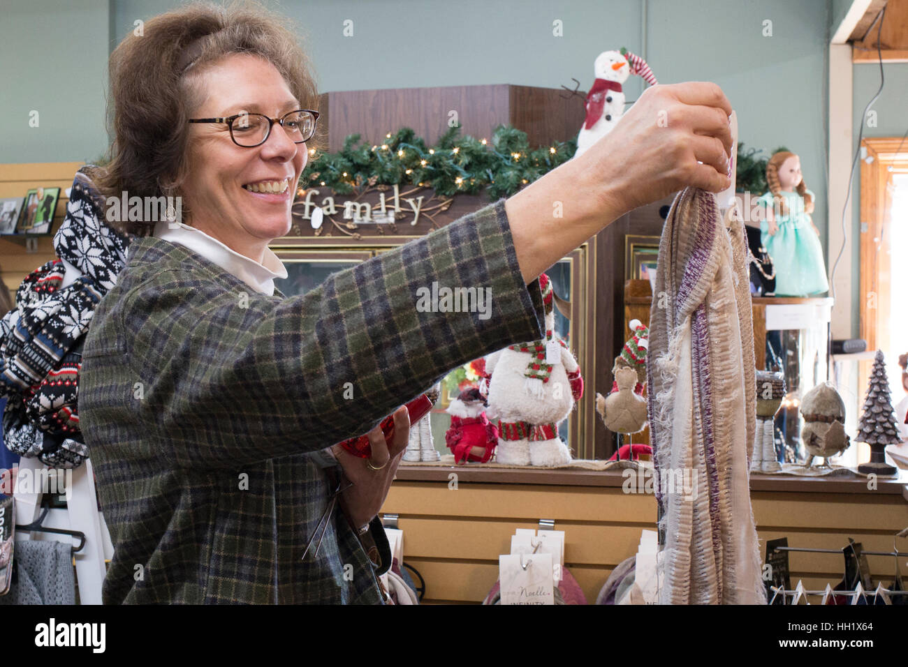 People Shopping in un locale di proprietà memorizza in Massachusetts la vendita di oggetti di Natale Foto Stock