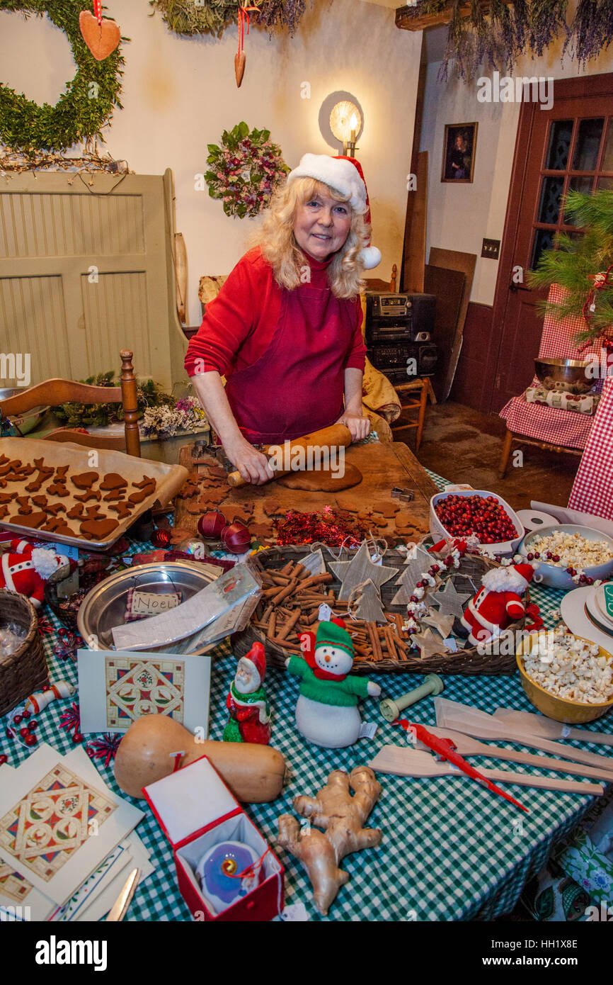 Donna fare biscotti di Natale Foto Stock