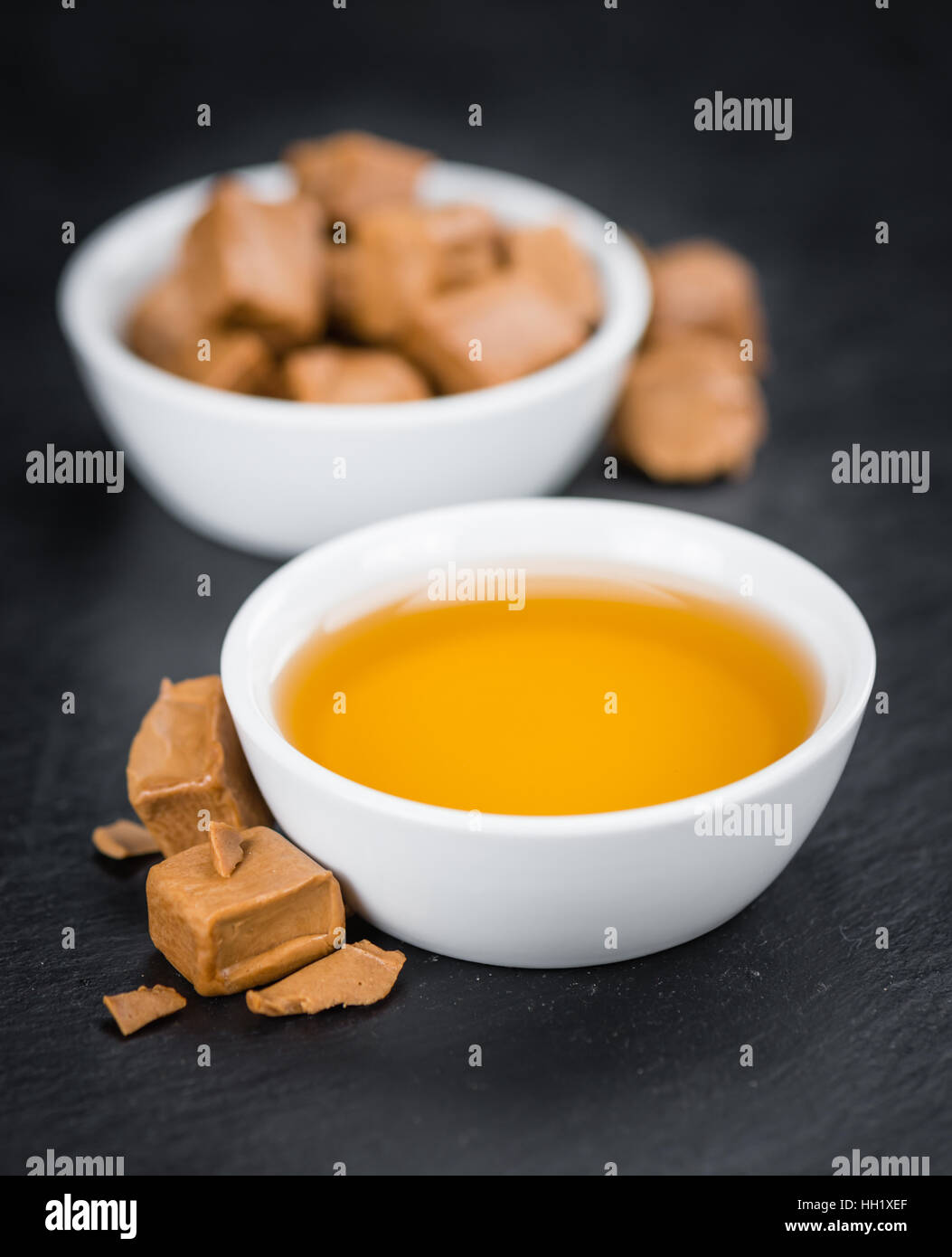 Porzione di fresco Sirup di caramello (close-up shot; messa a fuoco selettiva) Foto Stock