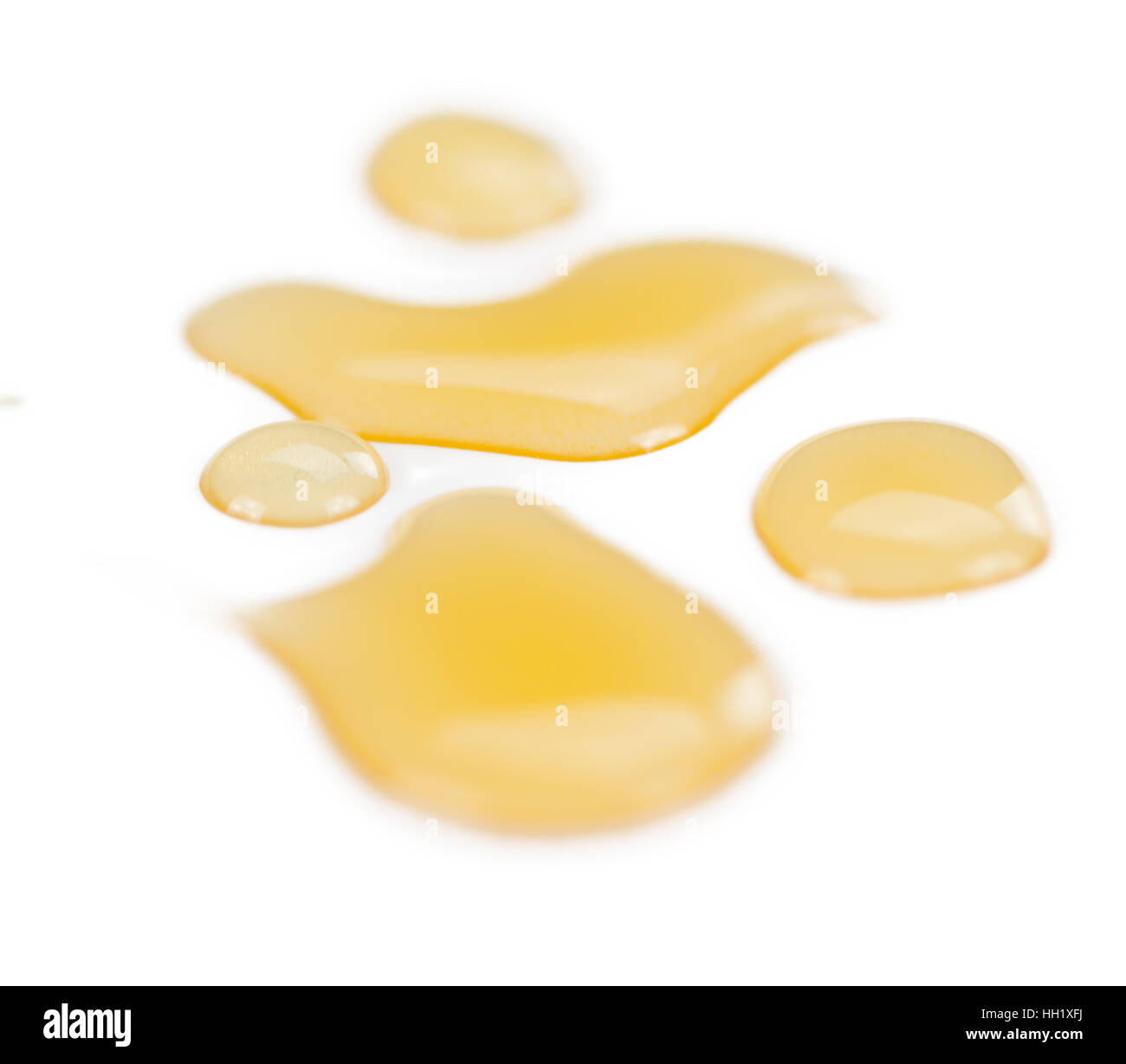 Sciroppo (caramellata) isolato su sfondo bianco (messa a fuoco selettiva; close-up shot) Foto Stock