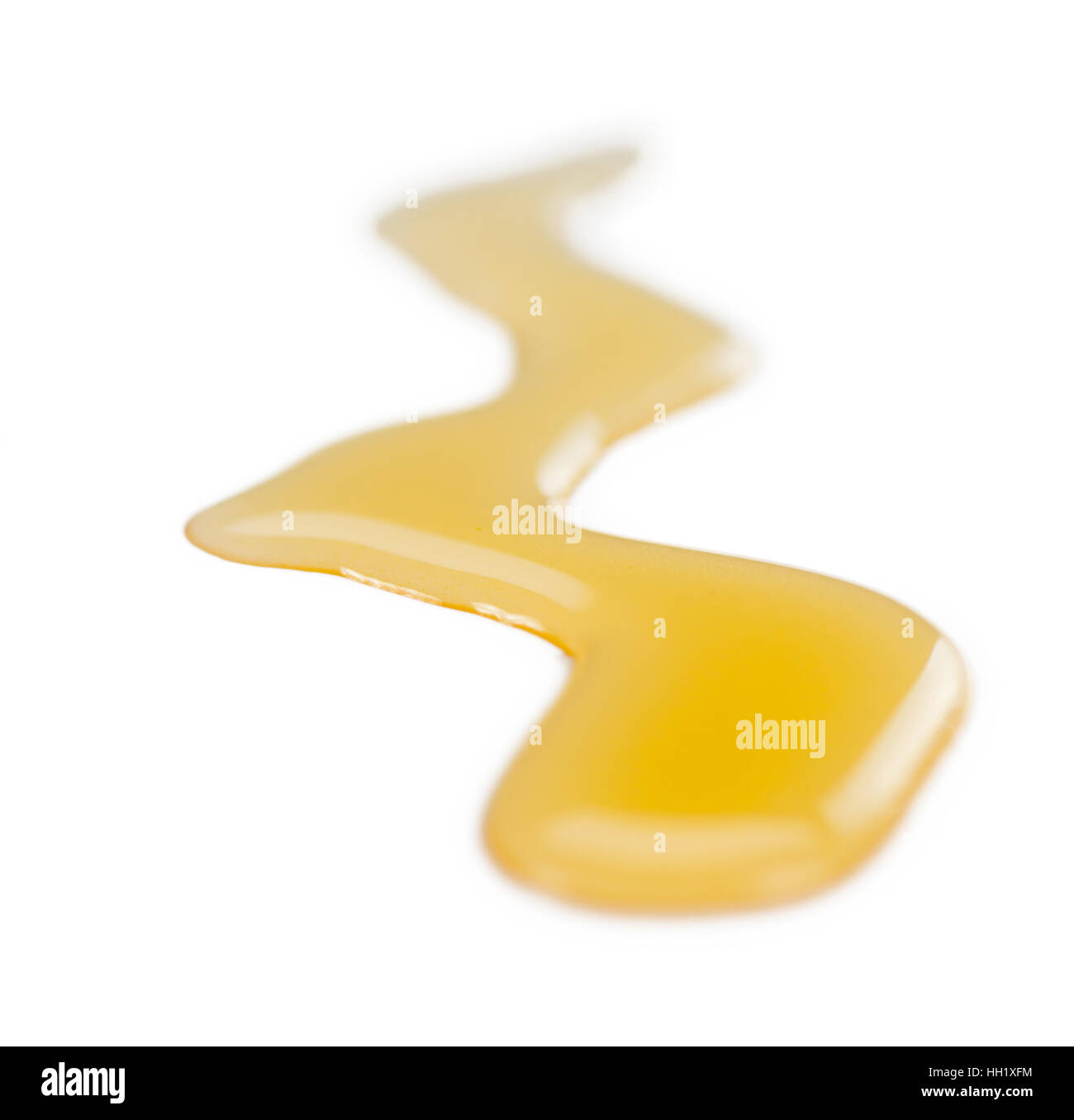 Sciroppo (caramellata) isolato su sfondo bianco (messa a fuoco selettiva; close-up shot) Foto Stock