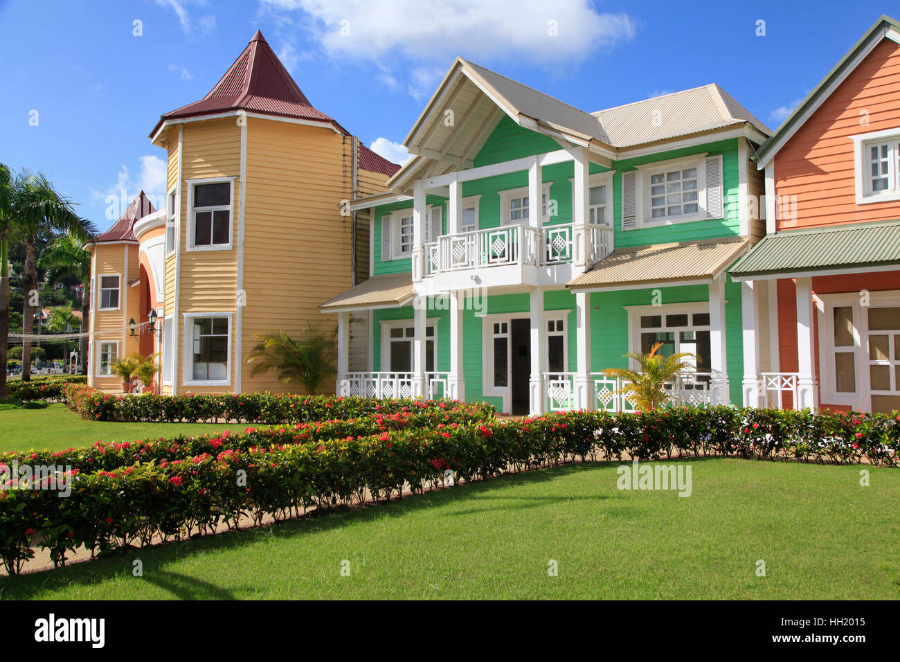Il case in legno dipinto in Caribbean colori luminosi in Samana Repubblica Dominicana Foto Stock