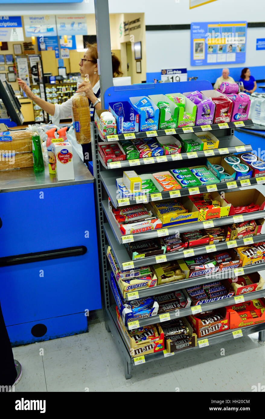Caramelle, caramella, gomma retail display accanto alla cassa di un supermercato, STATI UNITI D'AMERICA Foto Stock