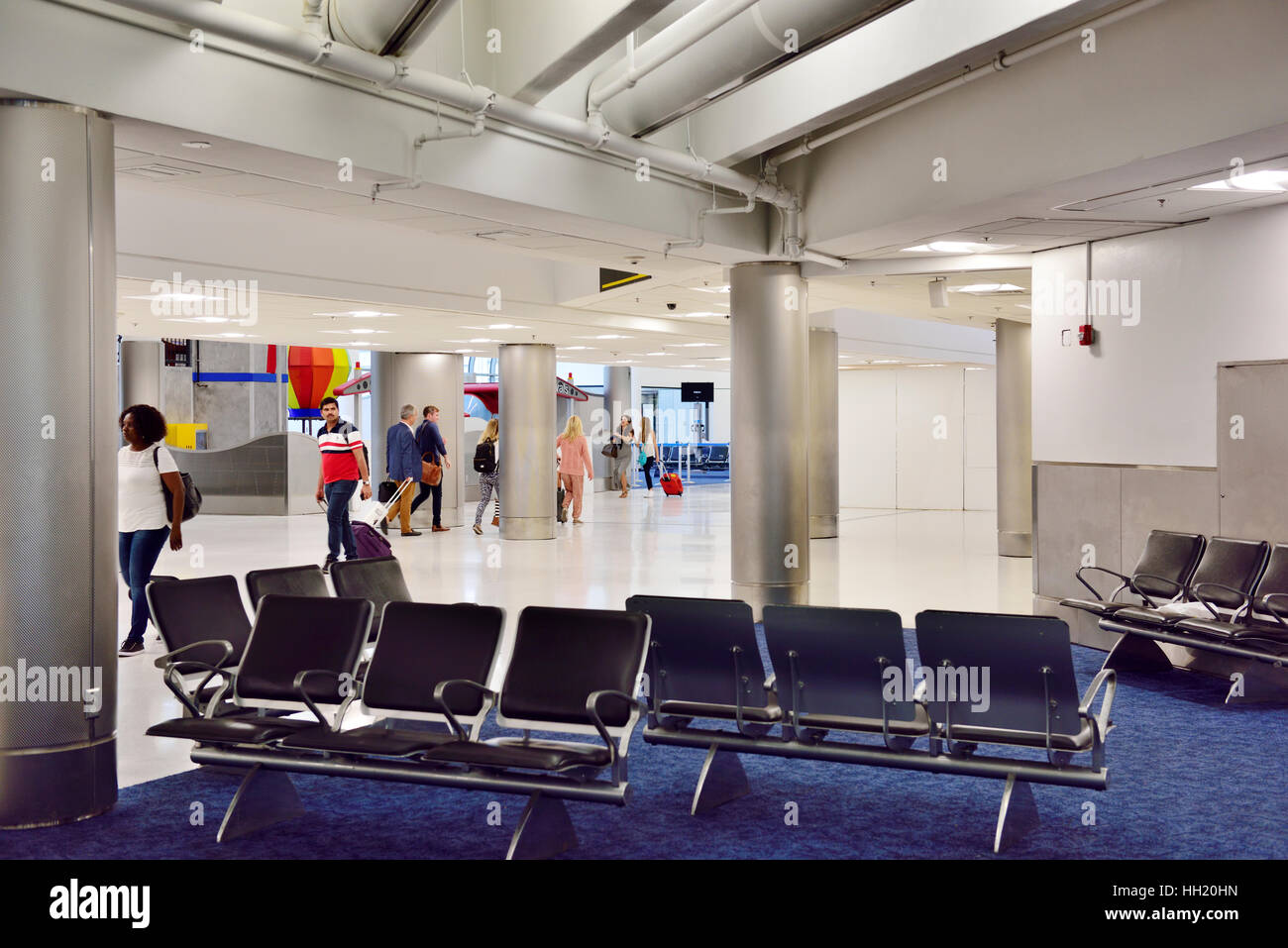 Aeroporto boarding gate lounge di partenza, l'Aeroporto Internazionale di Miami (MIA), Florida Foto Stock