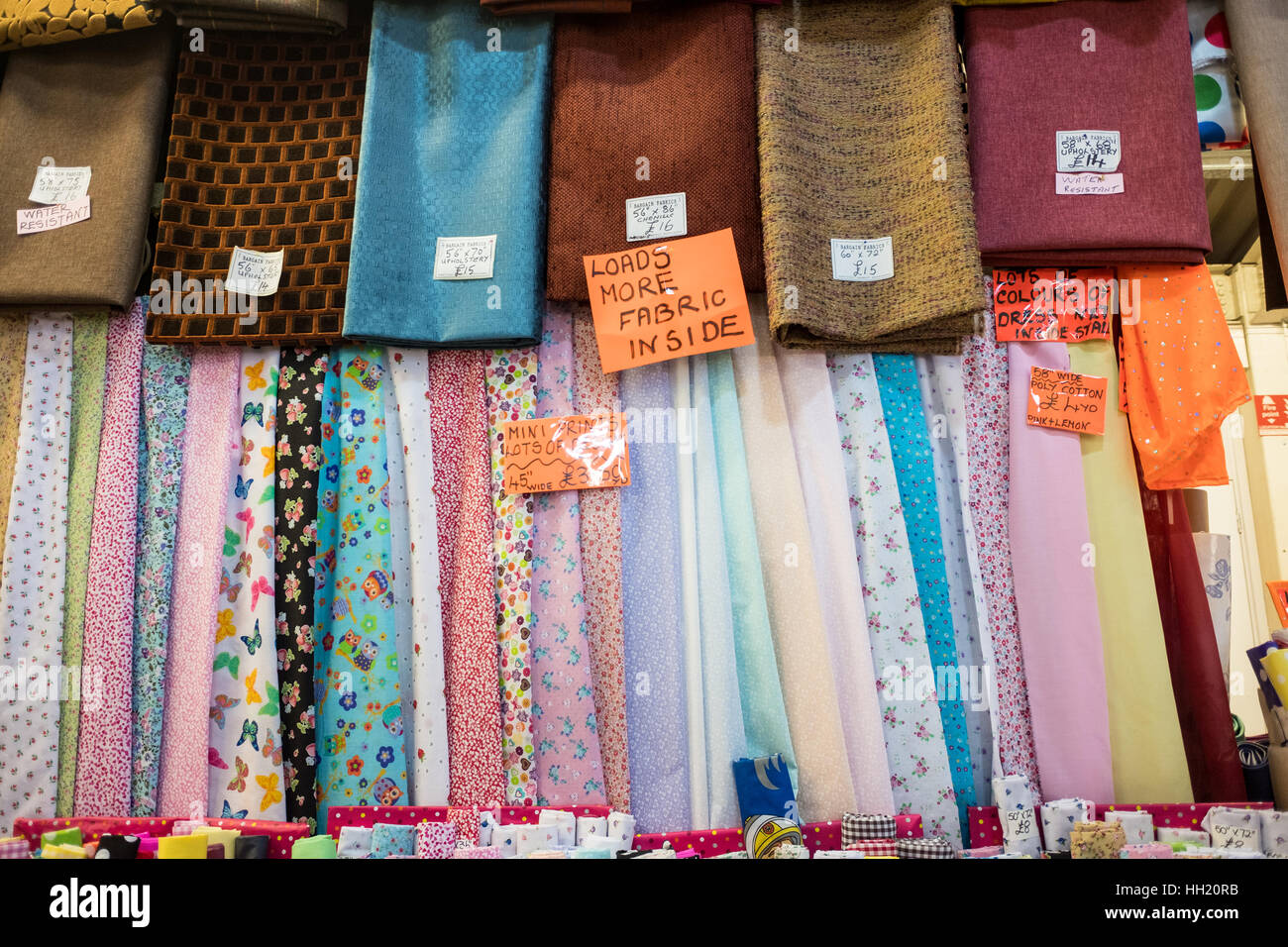 Pressione di stallo di tessuto Festival Market Morecambe Foto Stock