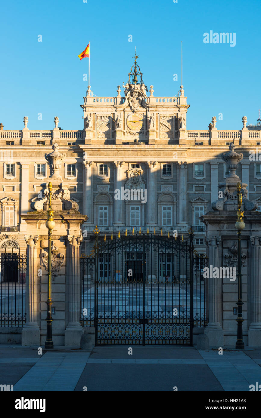 Il Palazzo Reale di Madrid nella luce del mattino. Spagna. Foto Stock
