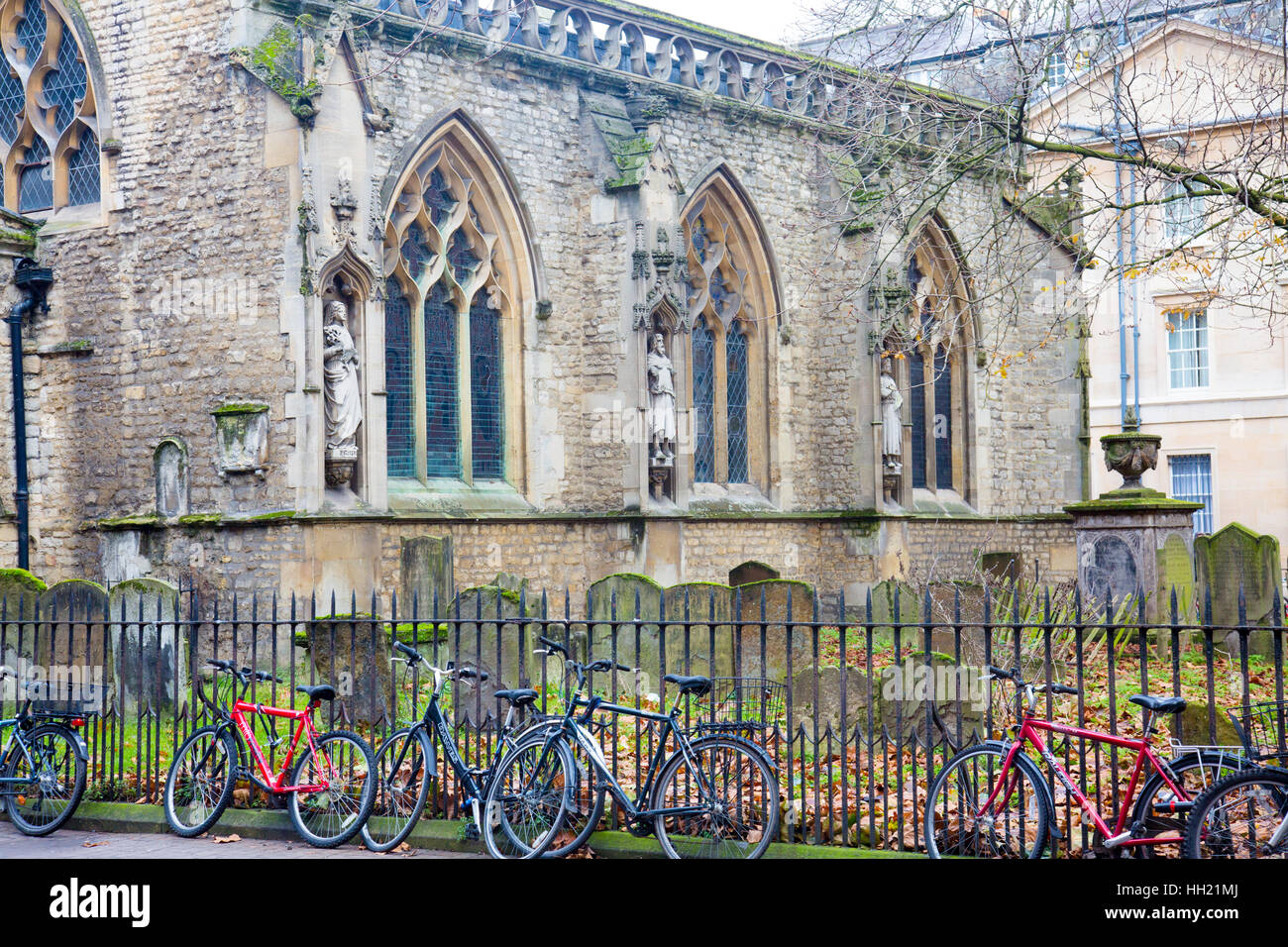 Biciclette incatenate alle ringhiere di una vecchia chiesa nel centro di Oxford, Inghilterra, Regno Unito Foto Stock