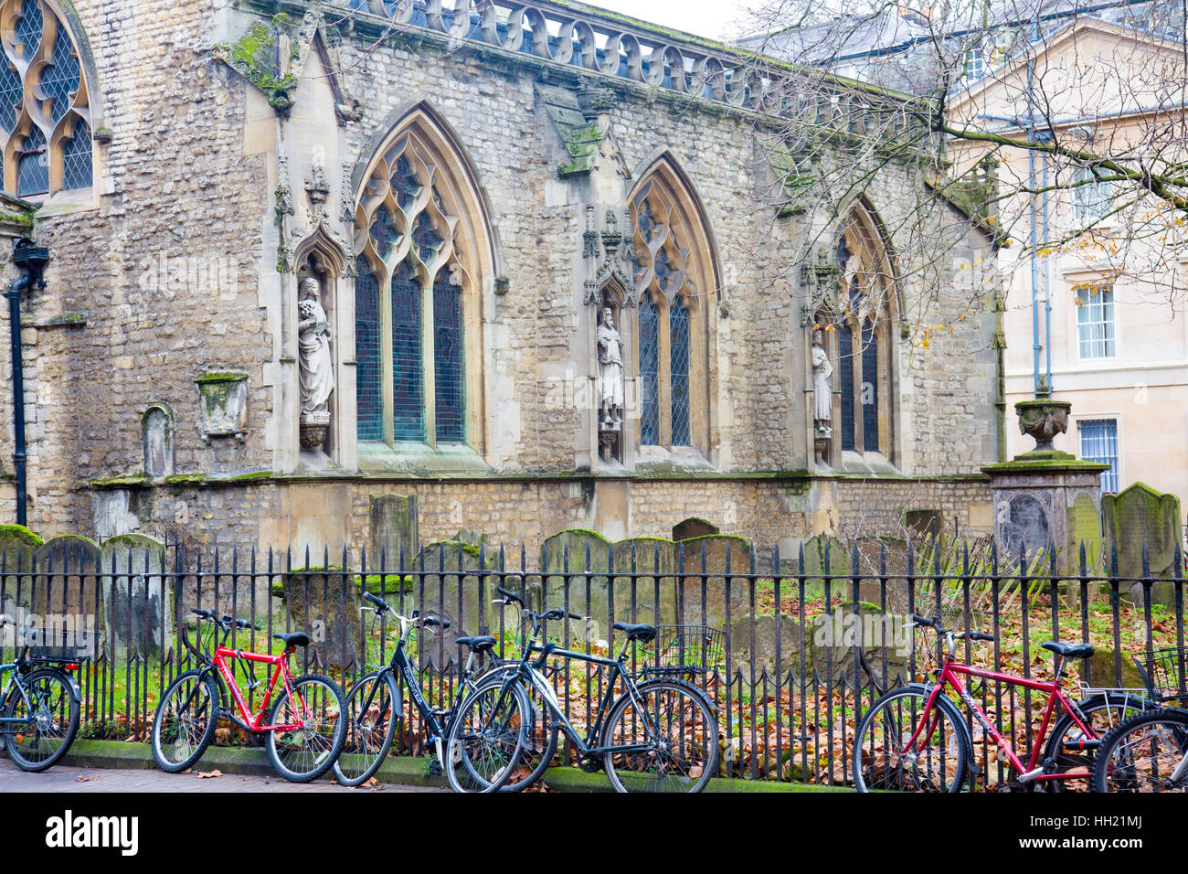 Biciclette incatenato alla ringhiera di una vecchia chiesa nel centro di Oxford, Inghilterra Foto Stock