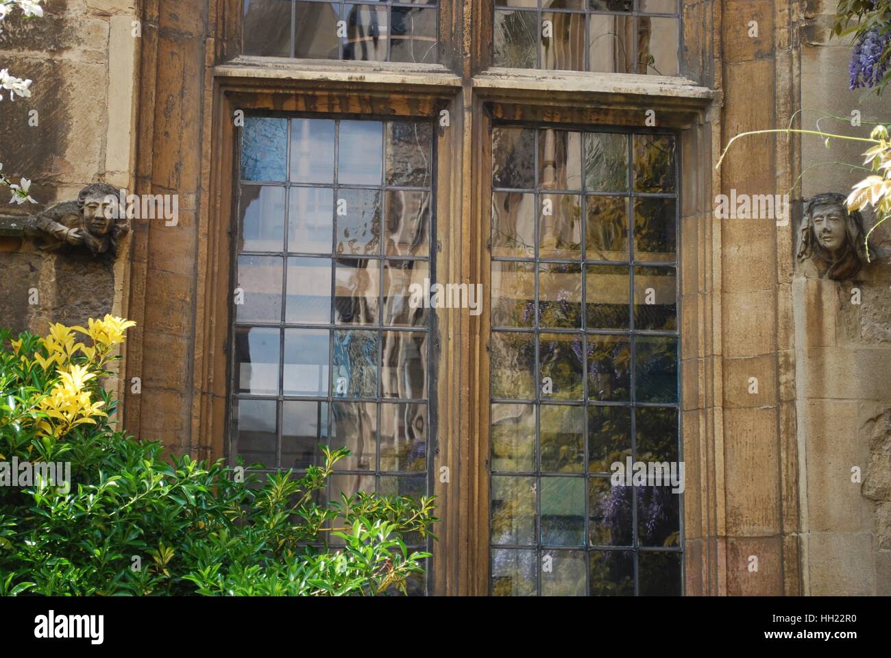 Luce di piombo windows nel vecchio edificio in pietra presso il College di Oxford Foto Stock