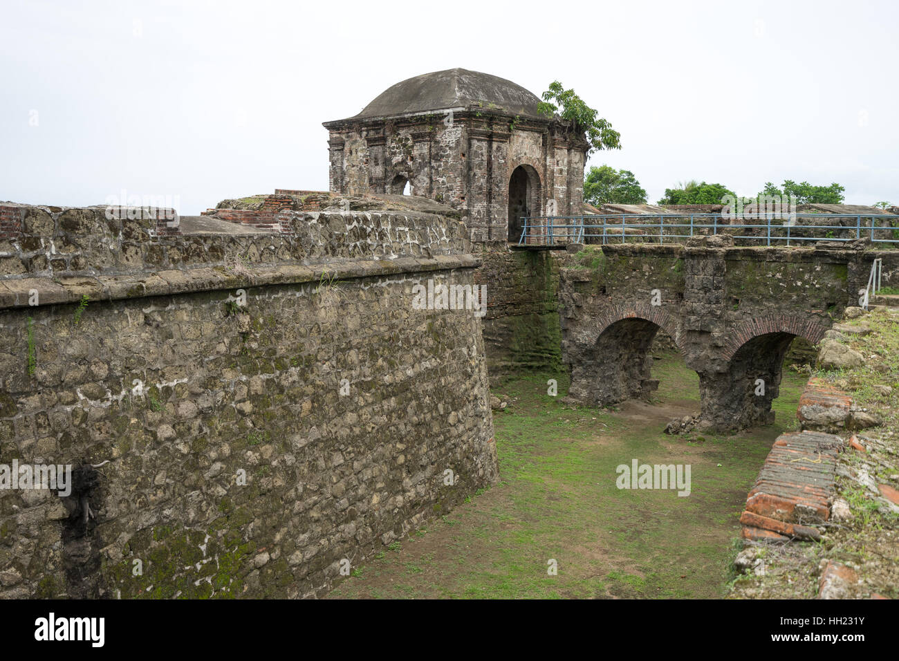 Giugno 10, 2016 Colon, Panama: il fossato presso l'entrata alle rovine della fortezza di San Lorenzo un sito del Patrimonio mondiale Foto Stock