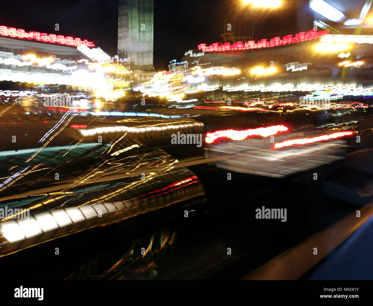 Paesaggio con il traffico stradale. sfocata sentieri di luce di notte. Foto Stock
