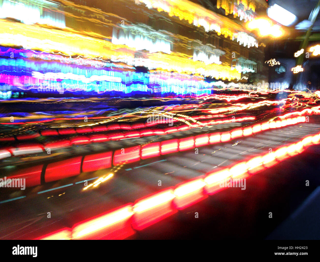 Velocità di accelerazione moto sulla strada di notte in città con auto sentieri di luce Foto Stock