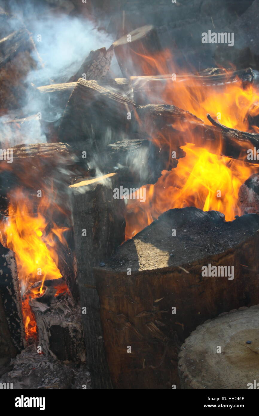 Fiamme da legno che brucia in una fossa di fuoco Foto Stock