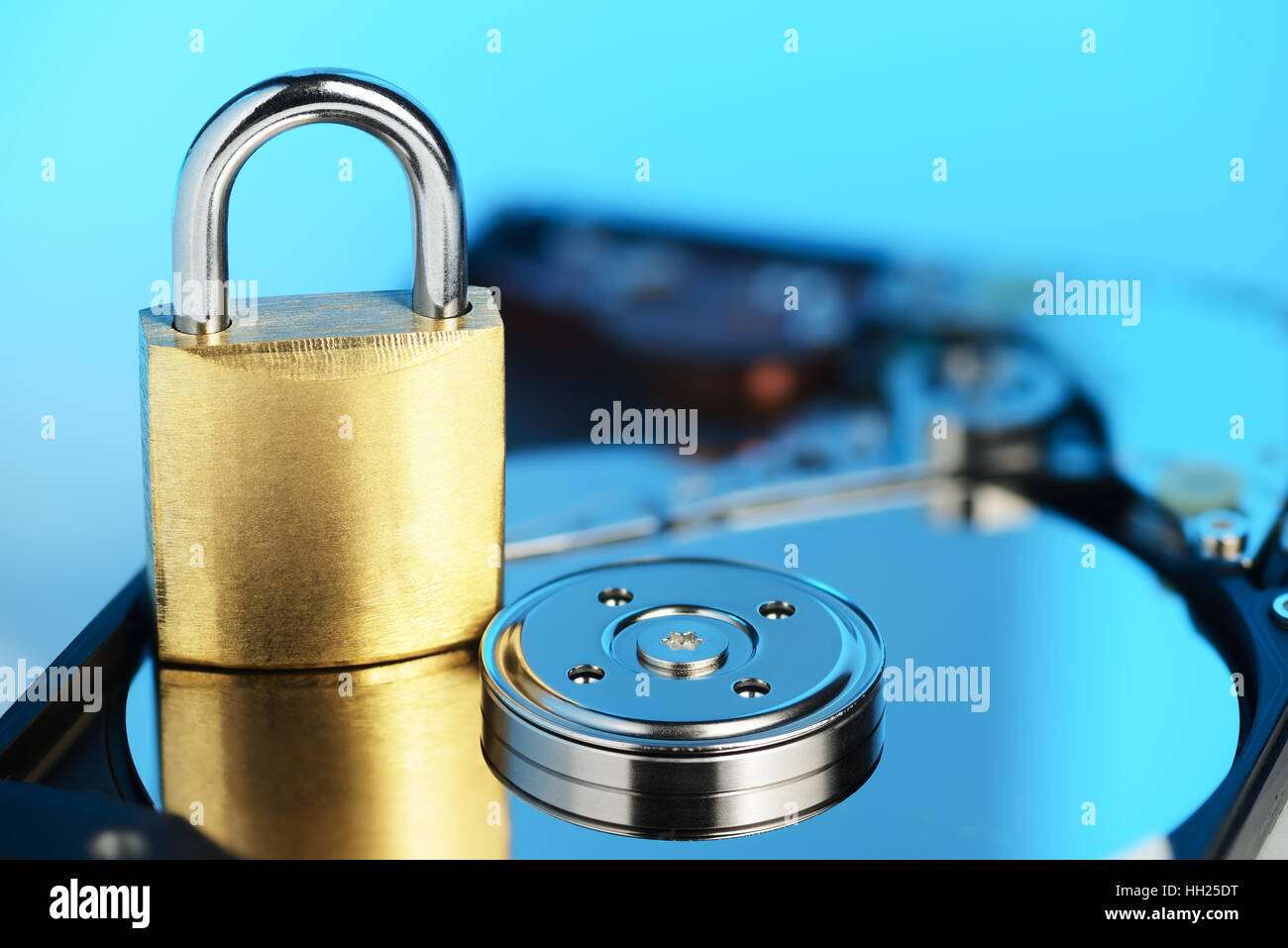 Lucchetto dorato sul HDD aperto unità disco superficie. La protezione dei dati o il concetto di sicurezza Foto Stock