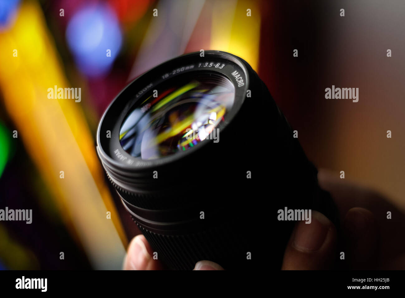 Fotografia di una lente della fotocamera e colorato sfondo sfocato Foto Stock