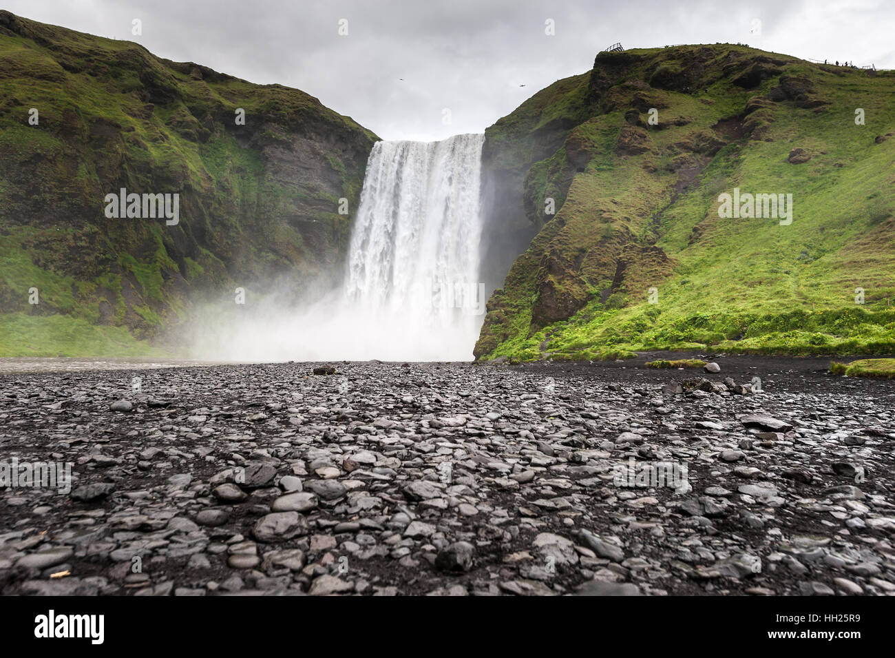 Skógafoss è una cascata situata sul fiume Skógá nel sud dell'Islanda presso le scogliere della costa ex. Foto Stock