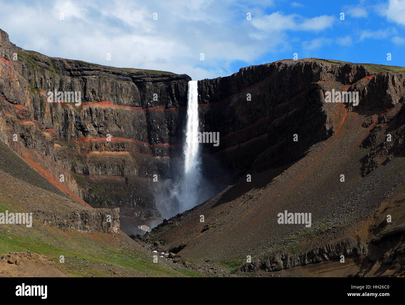 Hengifoss è la terza cascata più alta in Islanda, 128 metri. Foto Stock