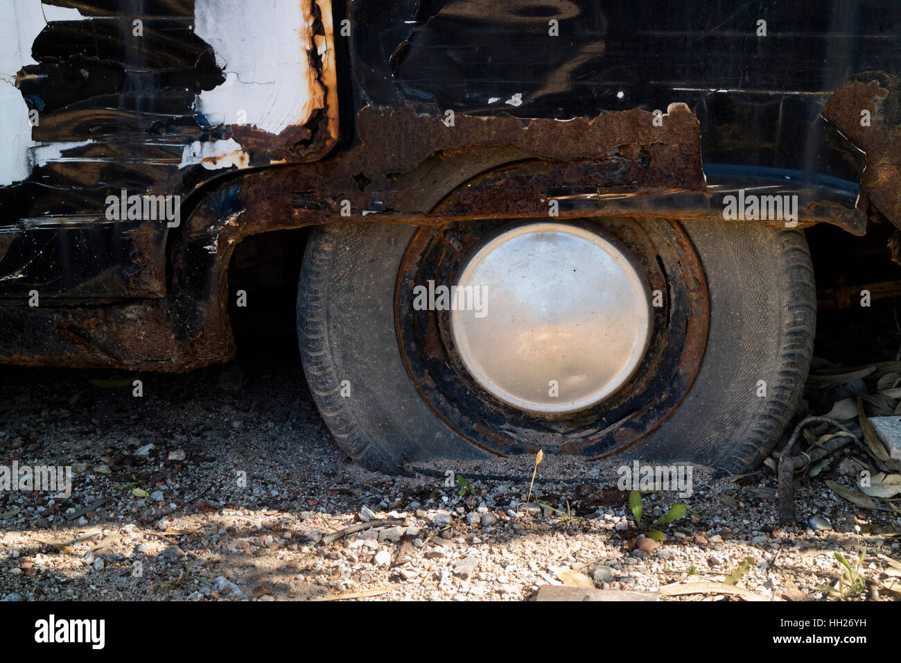 Dettaglio di un vecchio arrugginito ruota del veicolo Foto Stock