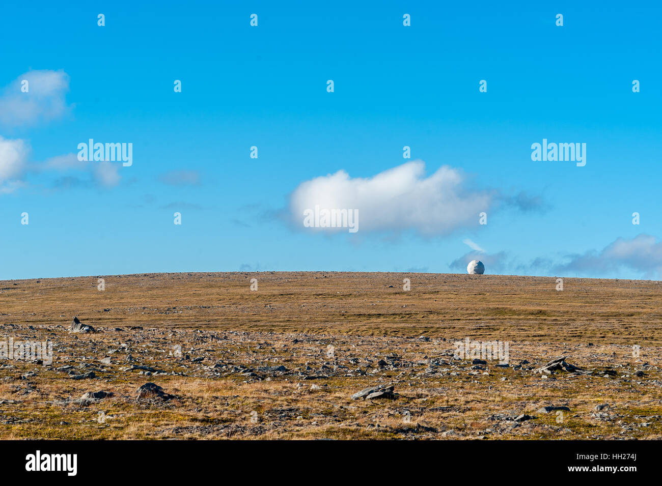 In tutto il mondo sul tetto del Capo Nord Hall un monumento che salgono dal vuoto terreni sterili in Nordkapp, Finnmark county, Norvegia. Foto Stock