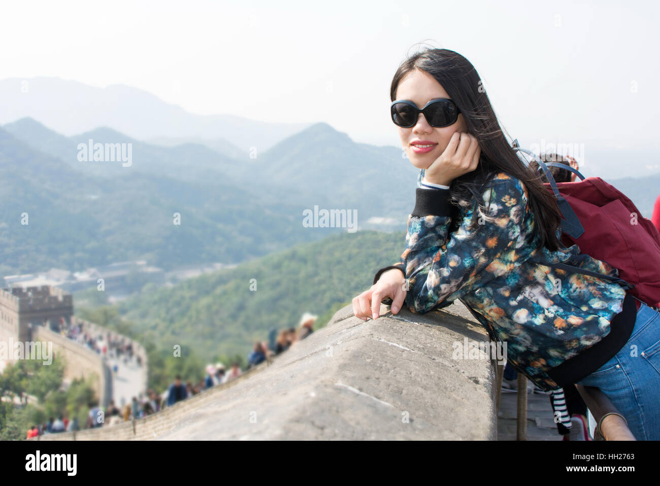 Felice la ragazza della Grande Muraglia della Cina Foto Stock