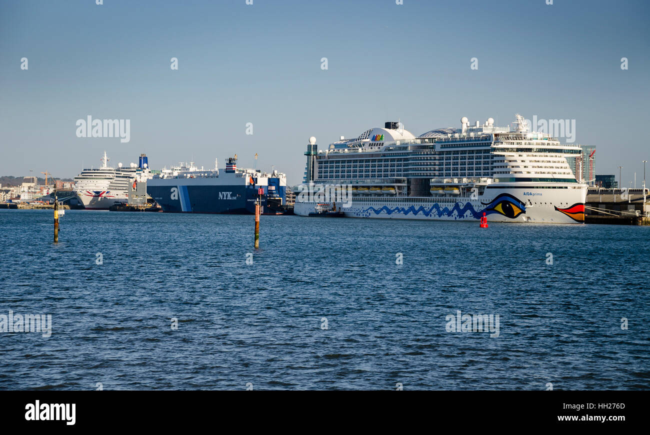 Aida crociera nave in porto a Southampton docks Foto Stock