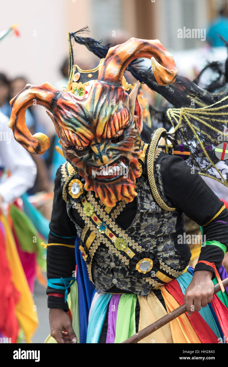 Il 25 maggio La Villa de los Santos, Panama: uomini che indossano i tradizionali colorati maschera e abbigliamento durante la festa del Corpus Cristi celebrazione Foto Stock