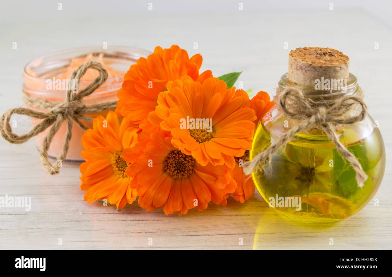 Tagete prodotti con un fresco bouquet di fiori. La cosmesi naturale Foto Stock