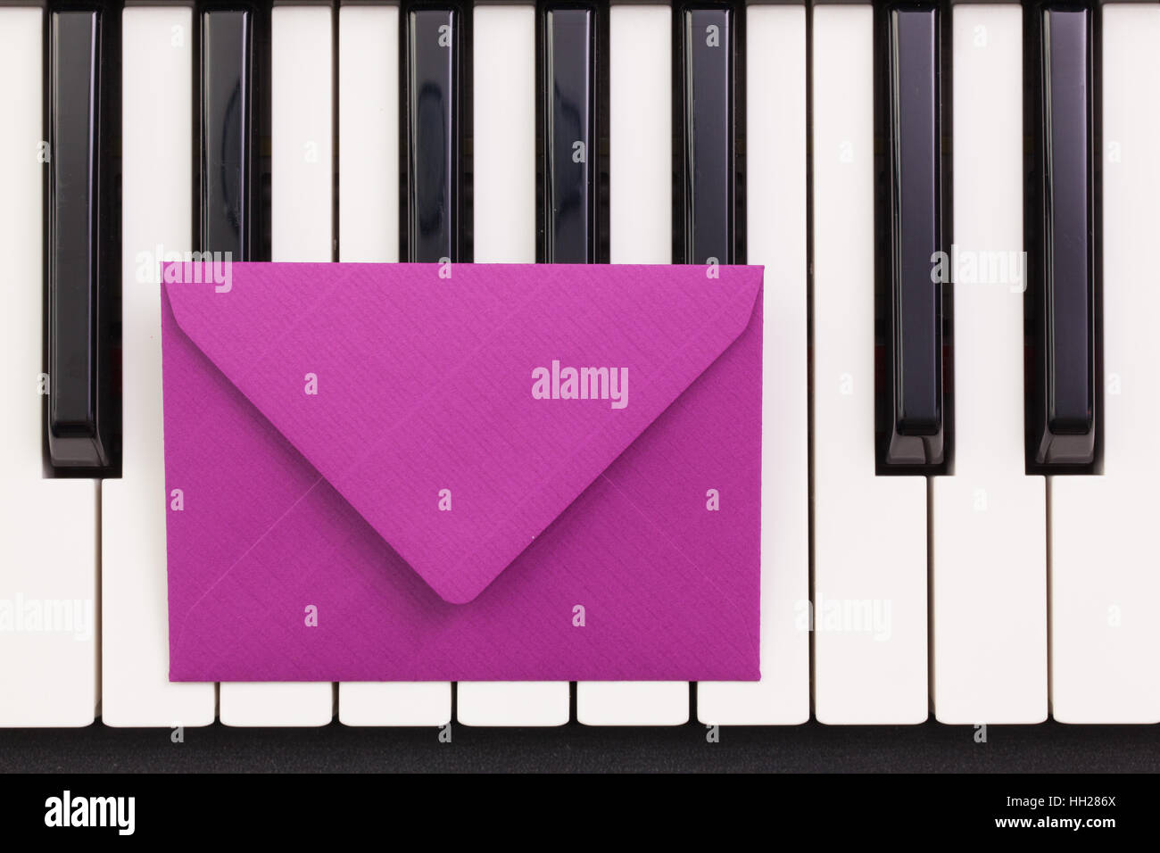 Disposizione divertenti busta sul pianoforte keybords - Appartamento - immagine di laici Foto Stock