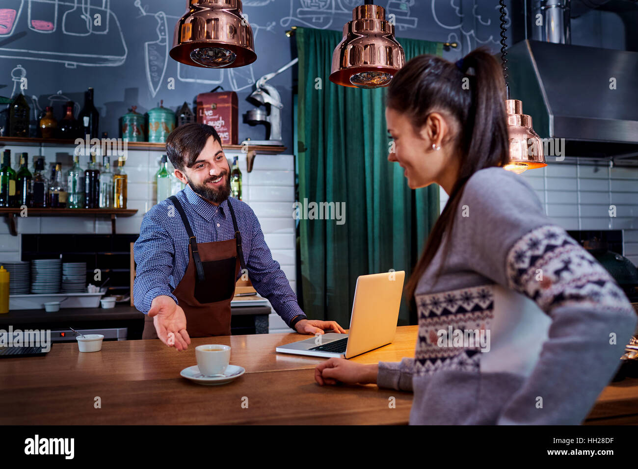 Il barista, il barista e il cliente nel cafe bar ristorante Foto Stock