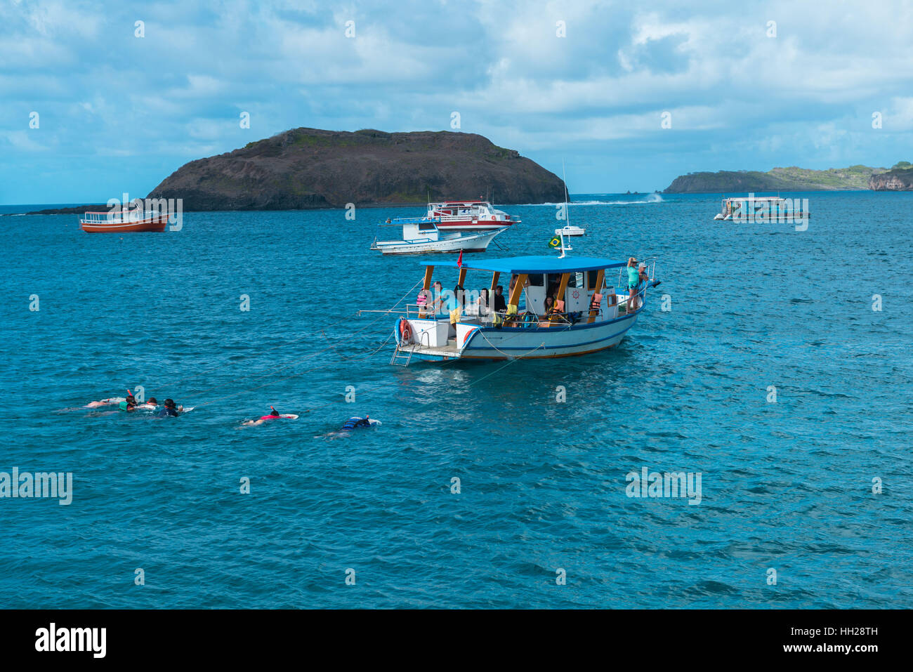 I turisti lo snorkeling off il brasiliano Atlantic isola di Fernando de Noronha, ciascuno è tirato da una barca, Pernambuco, Brasile Foto Stock