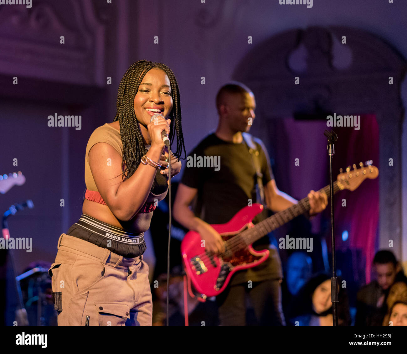 Ray BLK cantando con la sua band in un concerto dal vivo nel settembre 2016. Foto Stock